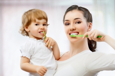 Чистка зубов ребенку