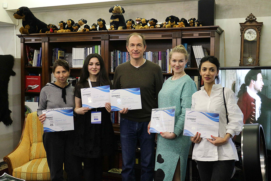 Участники стоматологического курса эндодонтиста Ильи Мера с сертификатами